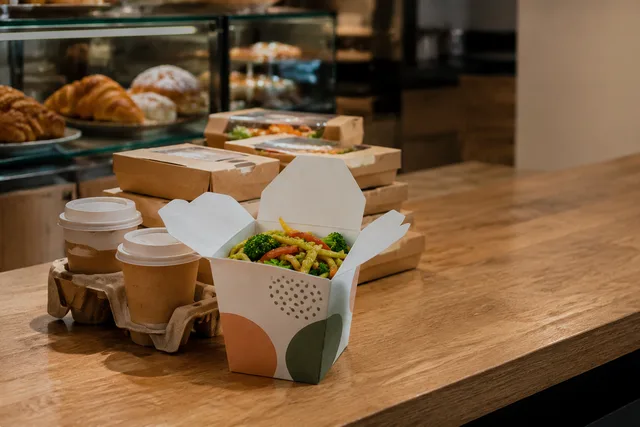 Opakowania jednorazowe w gastronomii: jak polskie restauracje mogą ciąć koszty bez utraty jakości w 2026